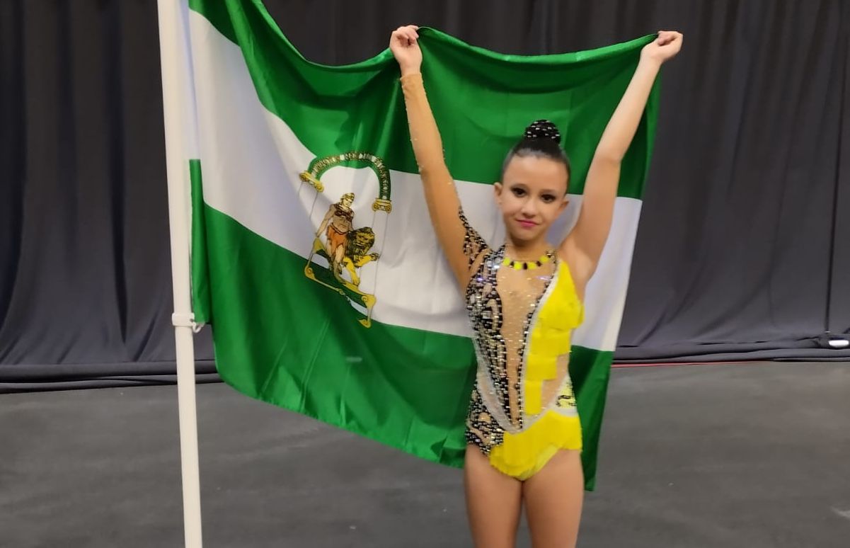 Aaira Guerrero con la bandera andaluza en el Campeonato Nacional de Pamplona.