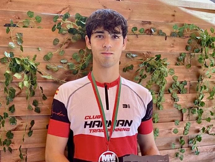 El joven corredor con su medalla de plata conseguida en la media maratón de Granada.