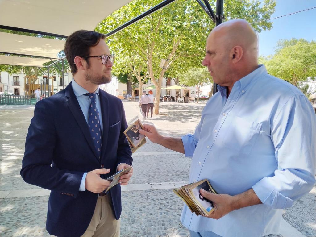 El concejal de Participación Ciudadana junto al Cronista Oficial hoy en el Ruedo Alameda.