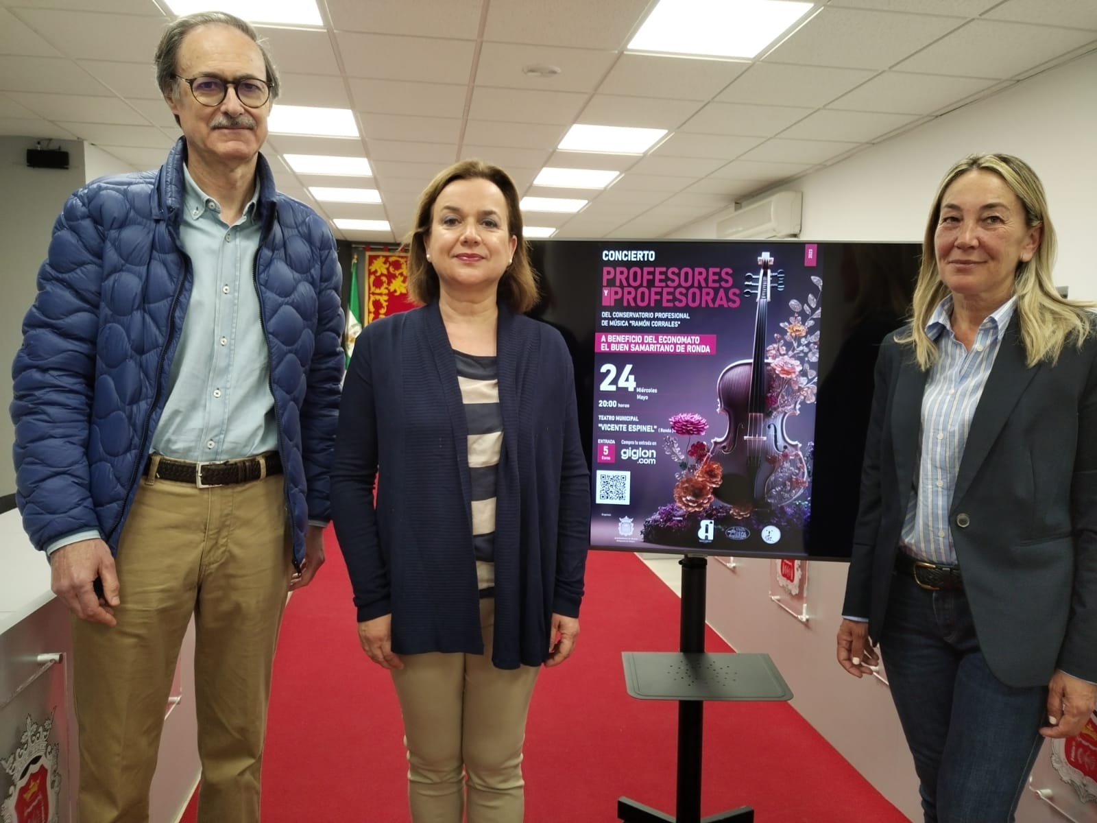 La directora del Conservatorio con la concejal de Cultura y un responsable del Buen Samaritano.
