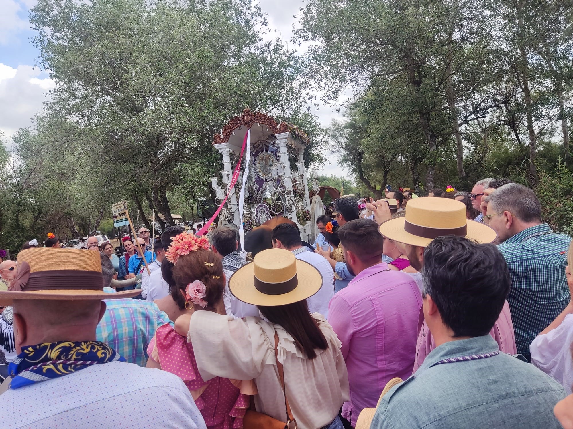 Los rocieros rondeños entran en la aldea de la Blanca Paloma y realizan la presentación del Simpecado en la ermita almonteña