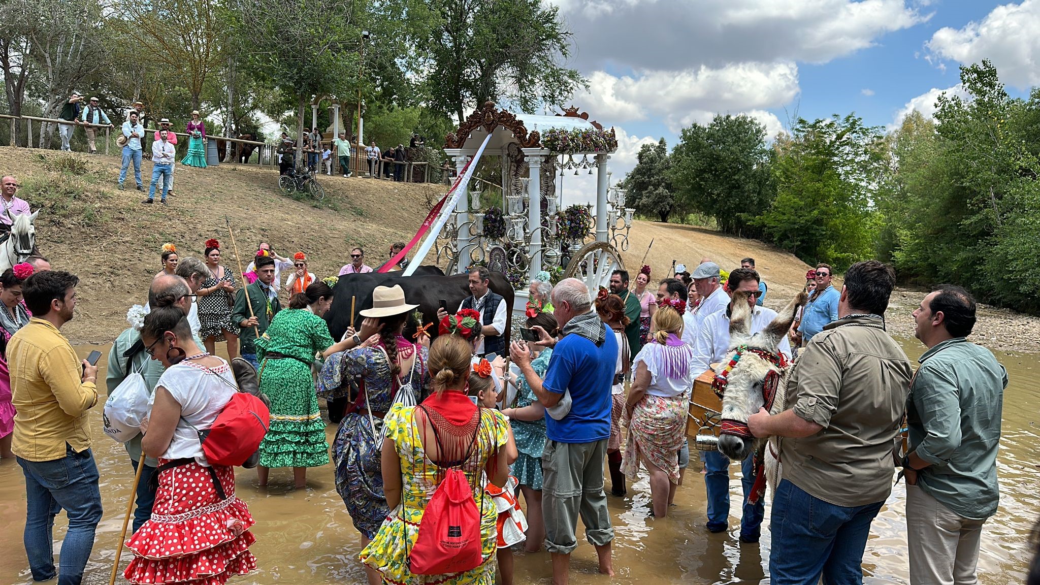 Los romeros rondeños han cruzado el vado del Quema que llevaba una cuarta de agua tras las lluvias.