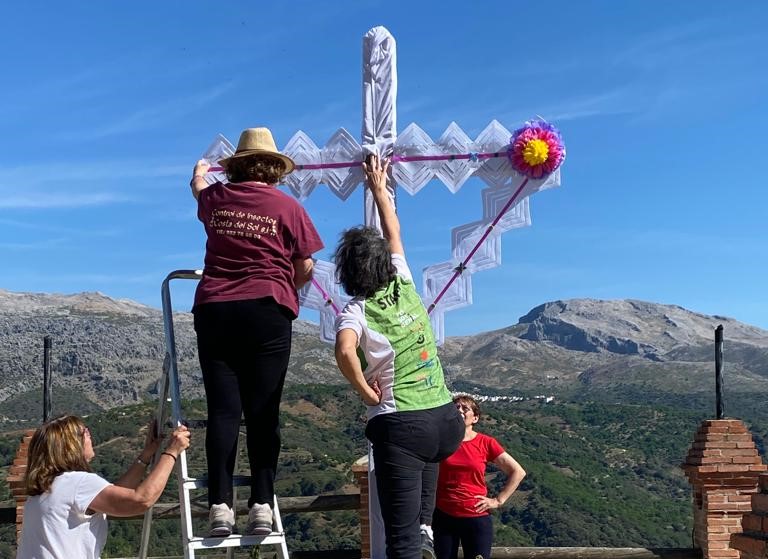 Varias vecinas vistieron un año más la cruz del pueblo serrano.
