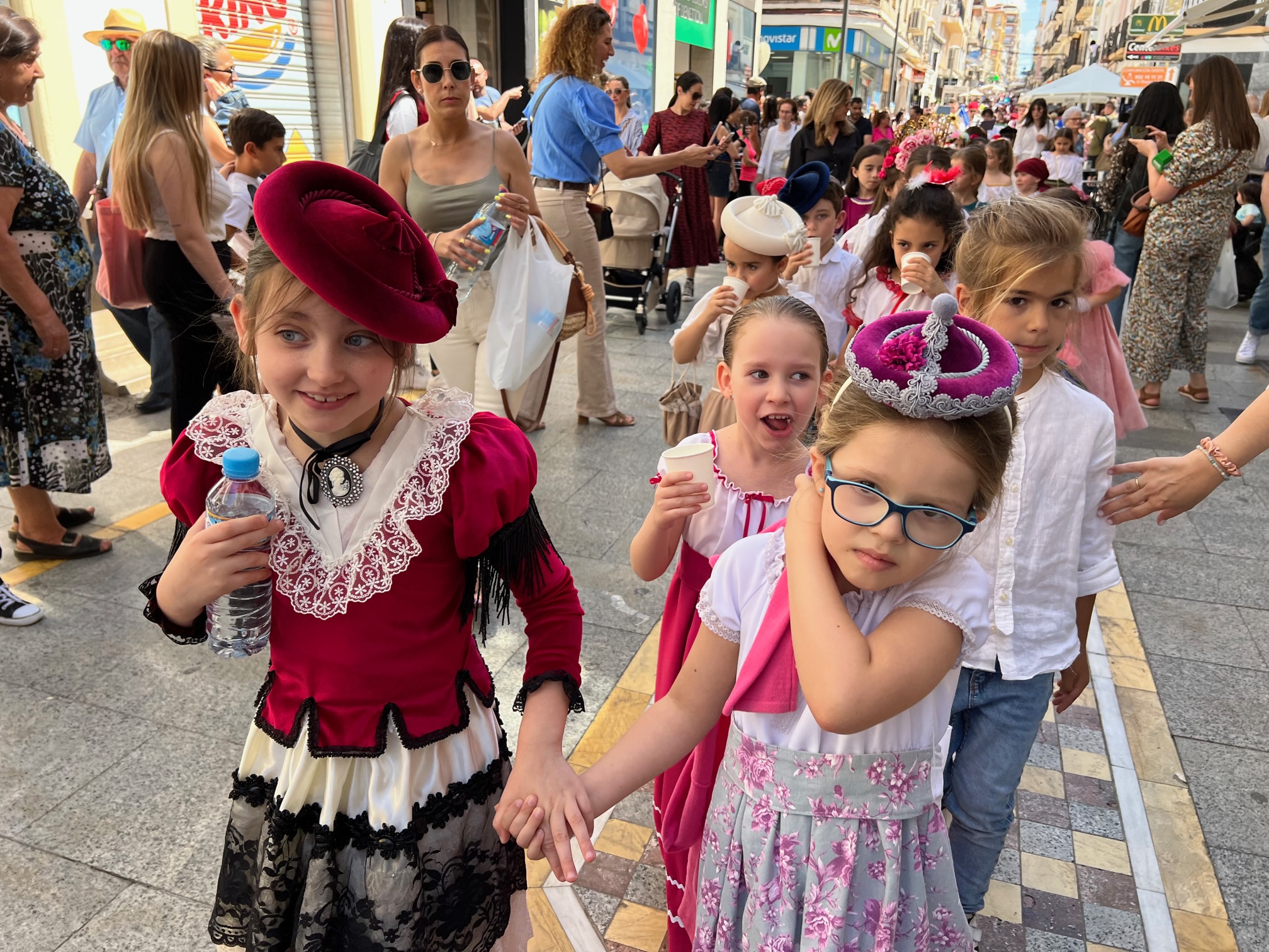 El alegre pasacalles infantil ha marcado la actividad de esta mañana del viernes.