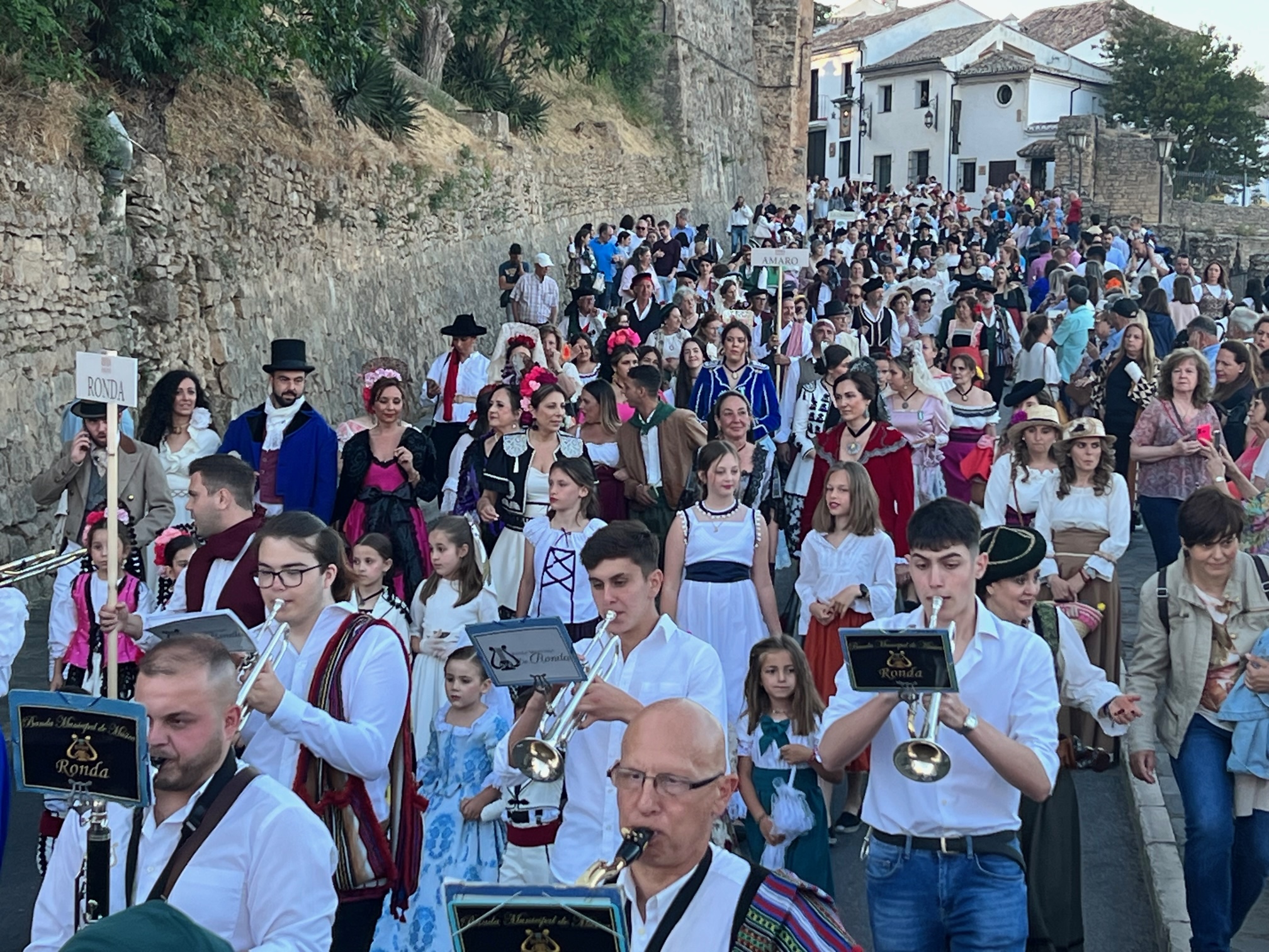 Cientos de personas de toda la Serranía participaron en el pasacalles romántico con el que se iniciaron los festejos.