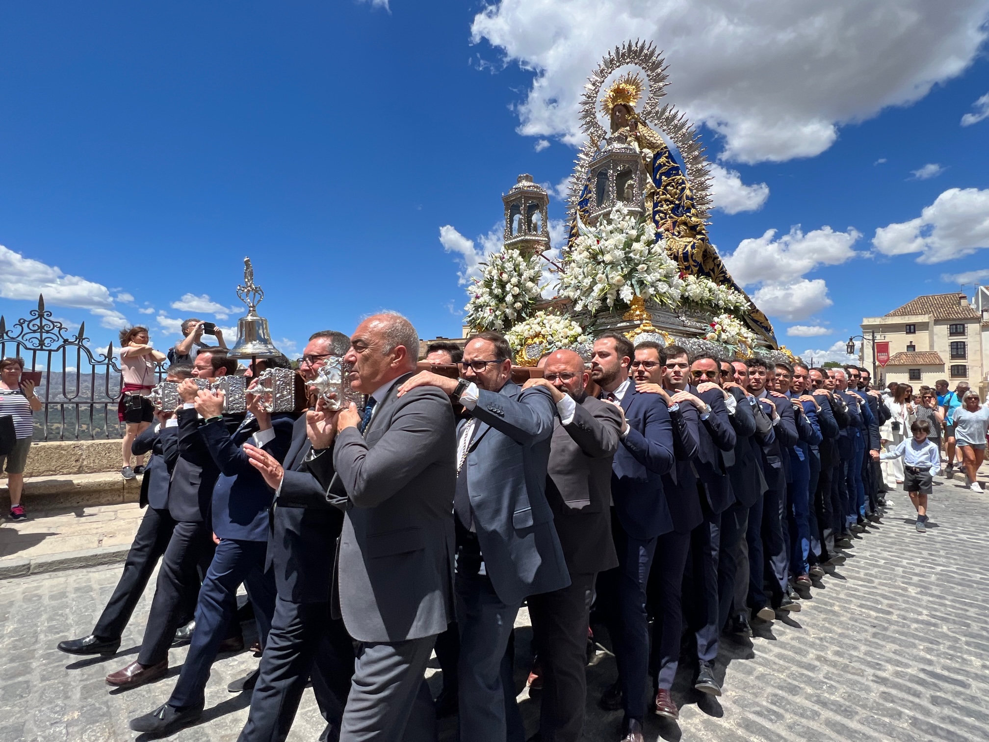 Día luminoso para acompañar a la Virgen de la Paz durante su procesión por Ronda