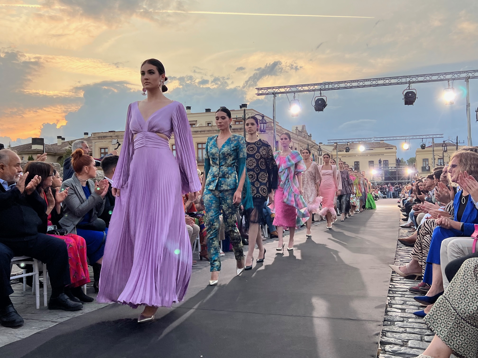 Decenas de modelos desfilaron por la pasarela del Puente Nuevo.