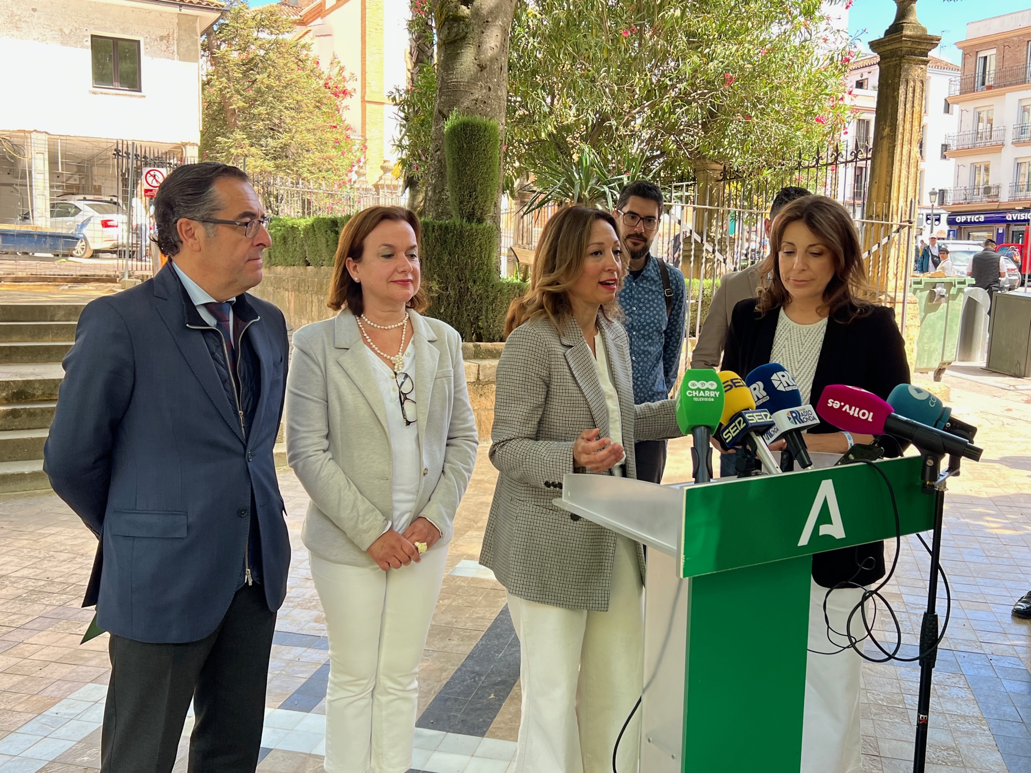 Patricia Navarro junto a Maripaz Fernández y Margarita Pavía en las instalaciones del nuevo Conservatorio.