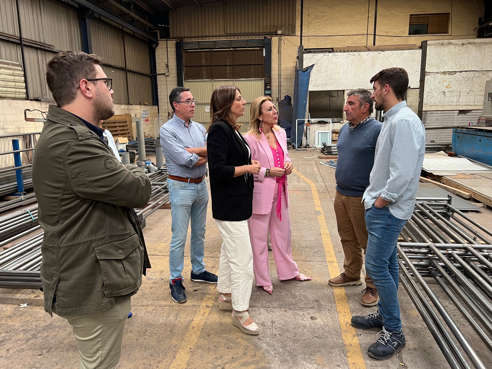 La consejera, junto a la alcaldesa, ha visitado esta tarde algunas empresas de Ronda.