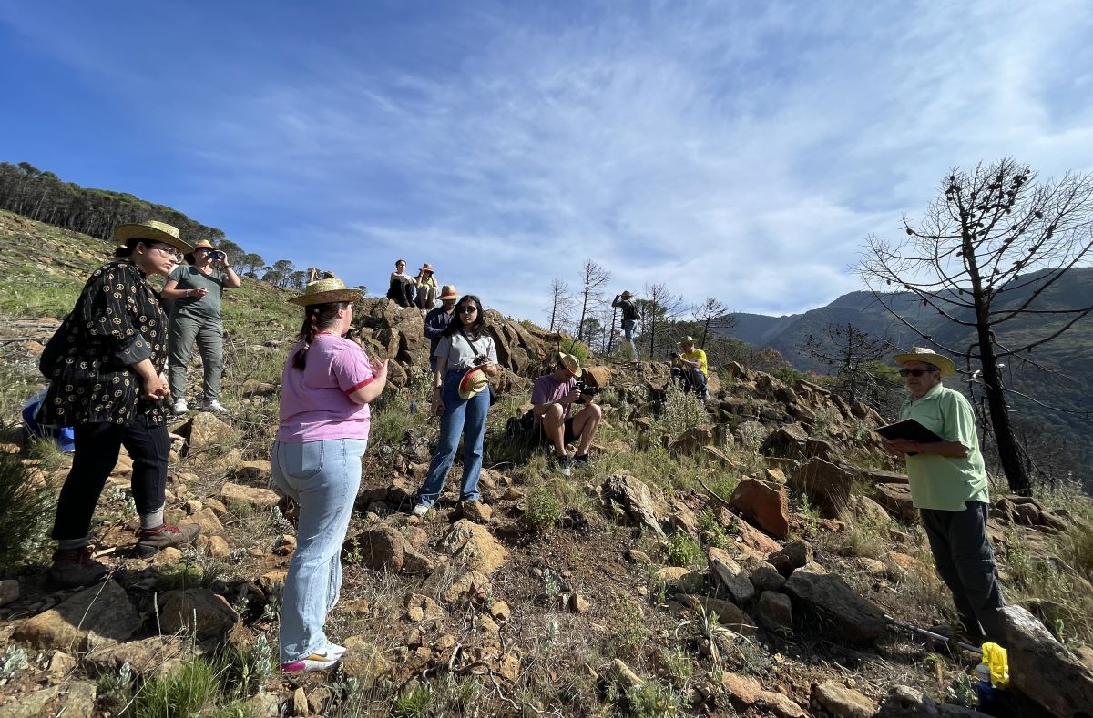 Los estudiantes universitarios en una actividad de campo en Genalguacil.