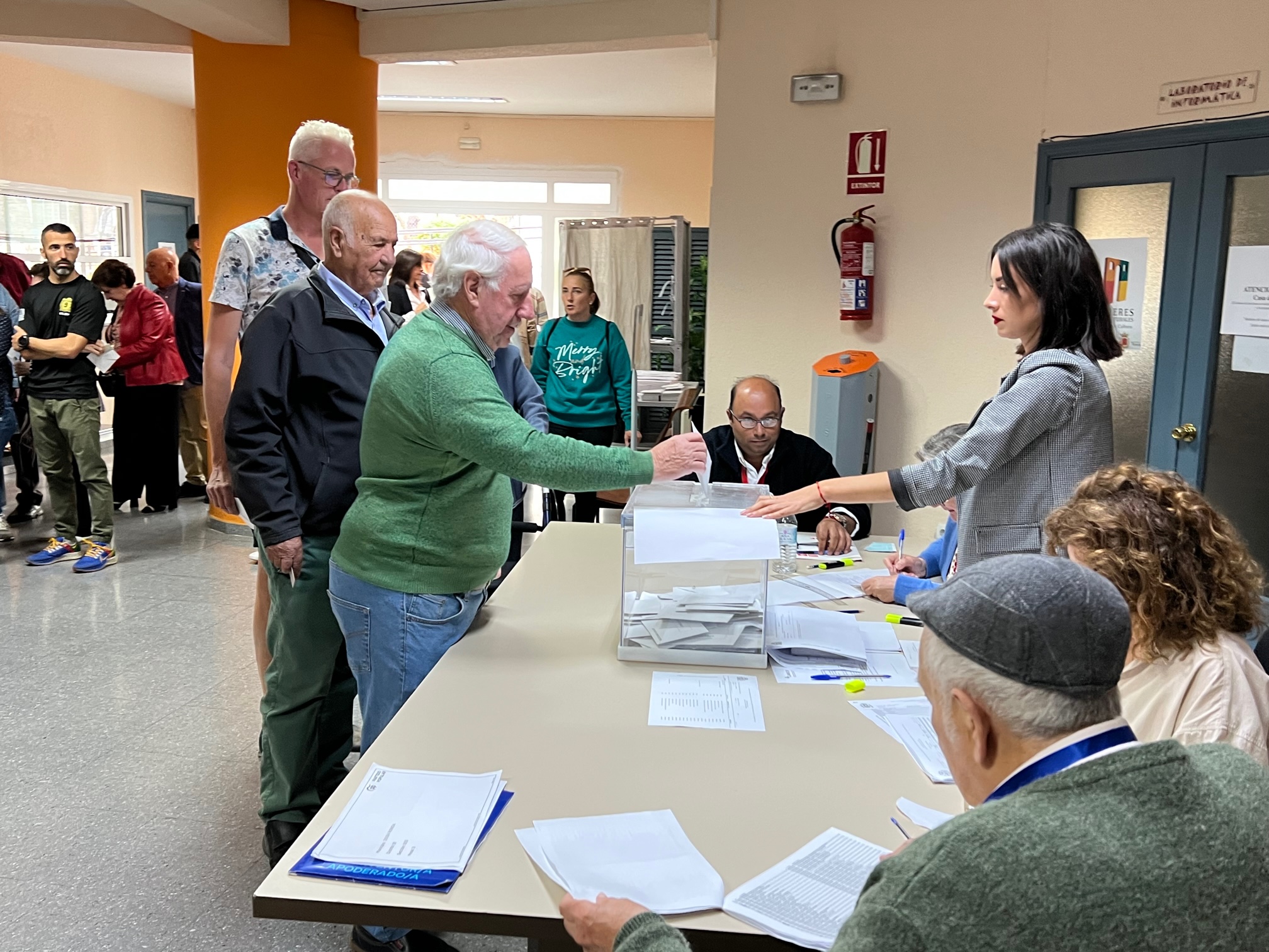 La participación aumenta levemente en las Elecciones Municipales de Ronda en las primeras horas de votaciones