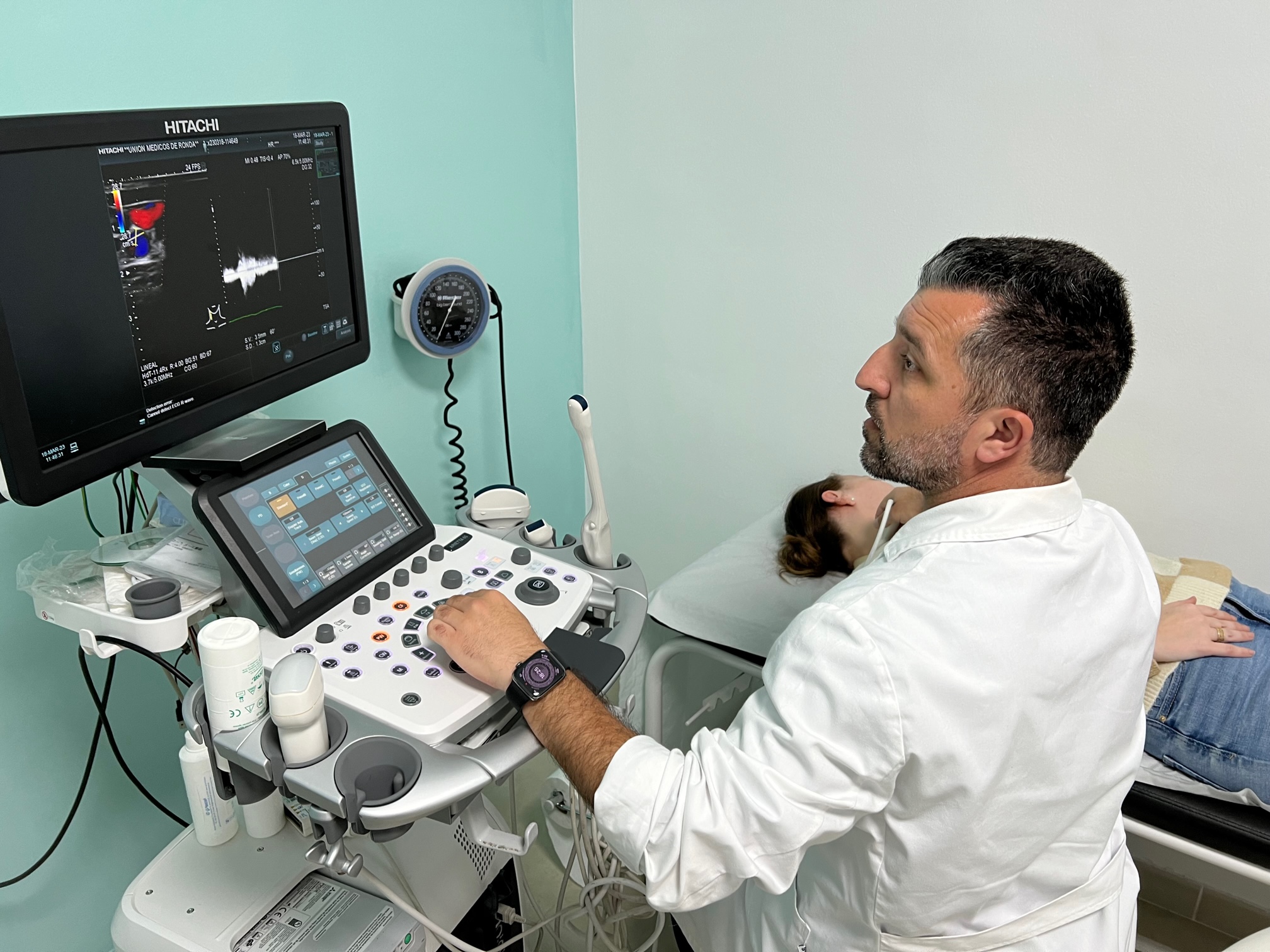 Dr. Juan Pedro Reyes, especialista en Angiología y Cirugía Vascular: «Las varices se pueden curar, bien en una consulta o en un quirófano en treinta minutos»
