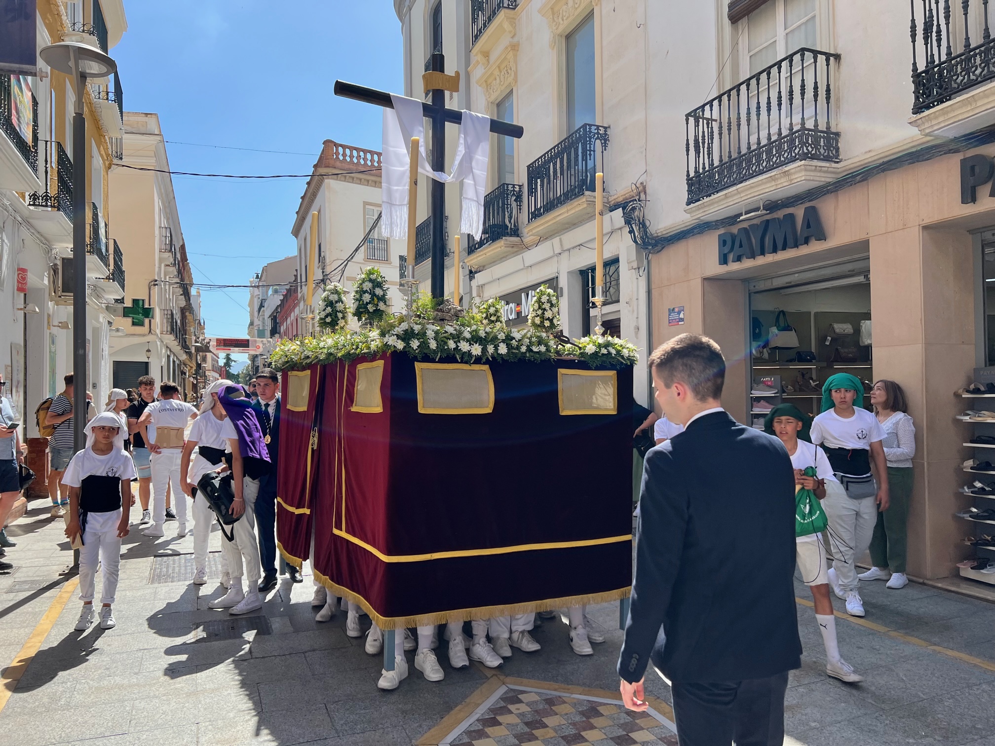 Imagen del paso de costaleros de la Hermandad de La Soledad a su paso por la calle de La Bola.