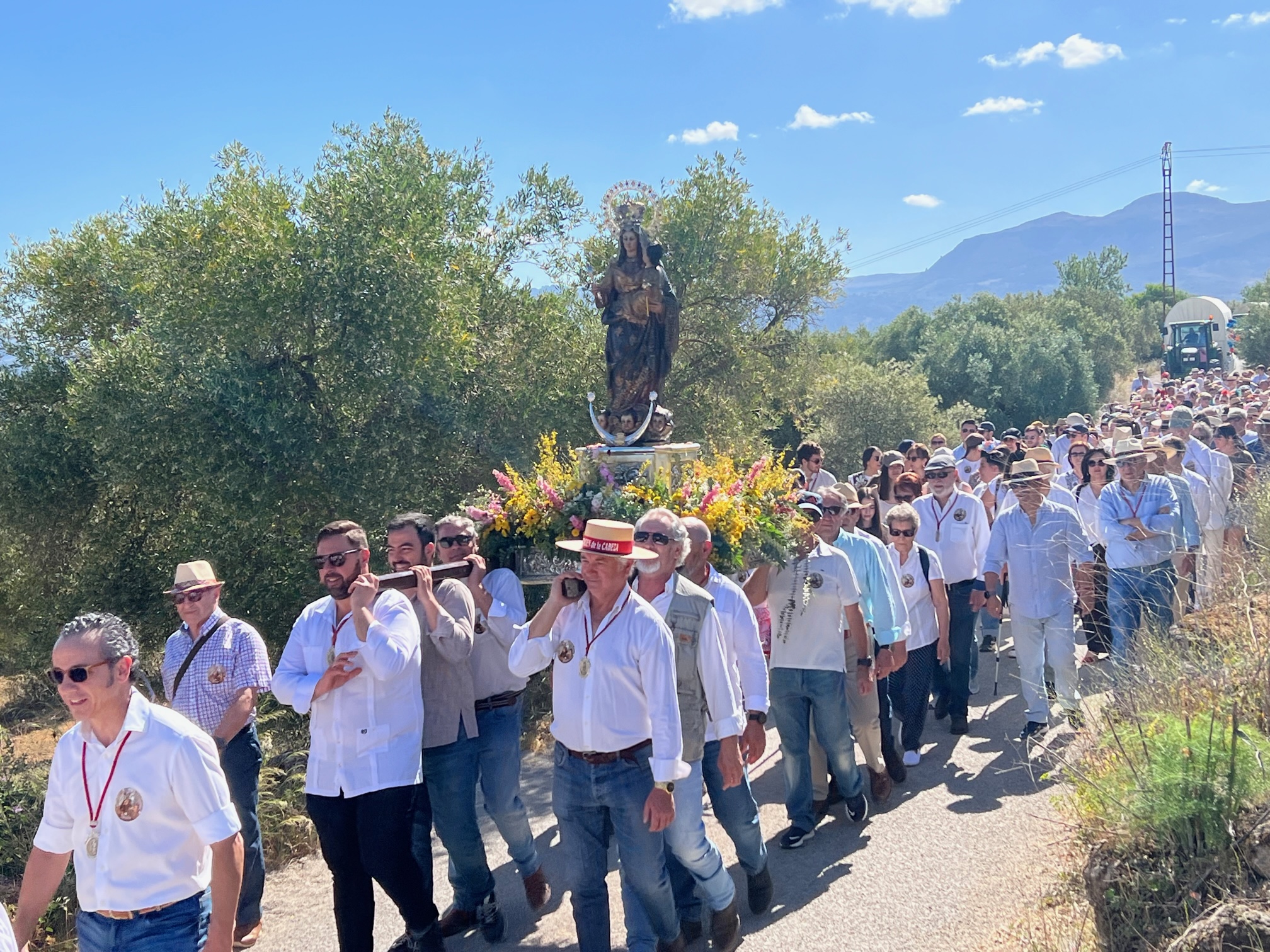 Cientos de romeros acompañan a la Virgen de la Cabeza a su ermita en un día luminoso