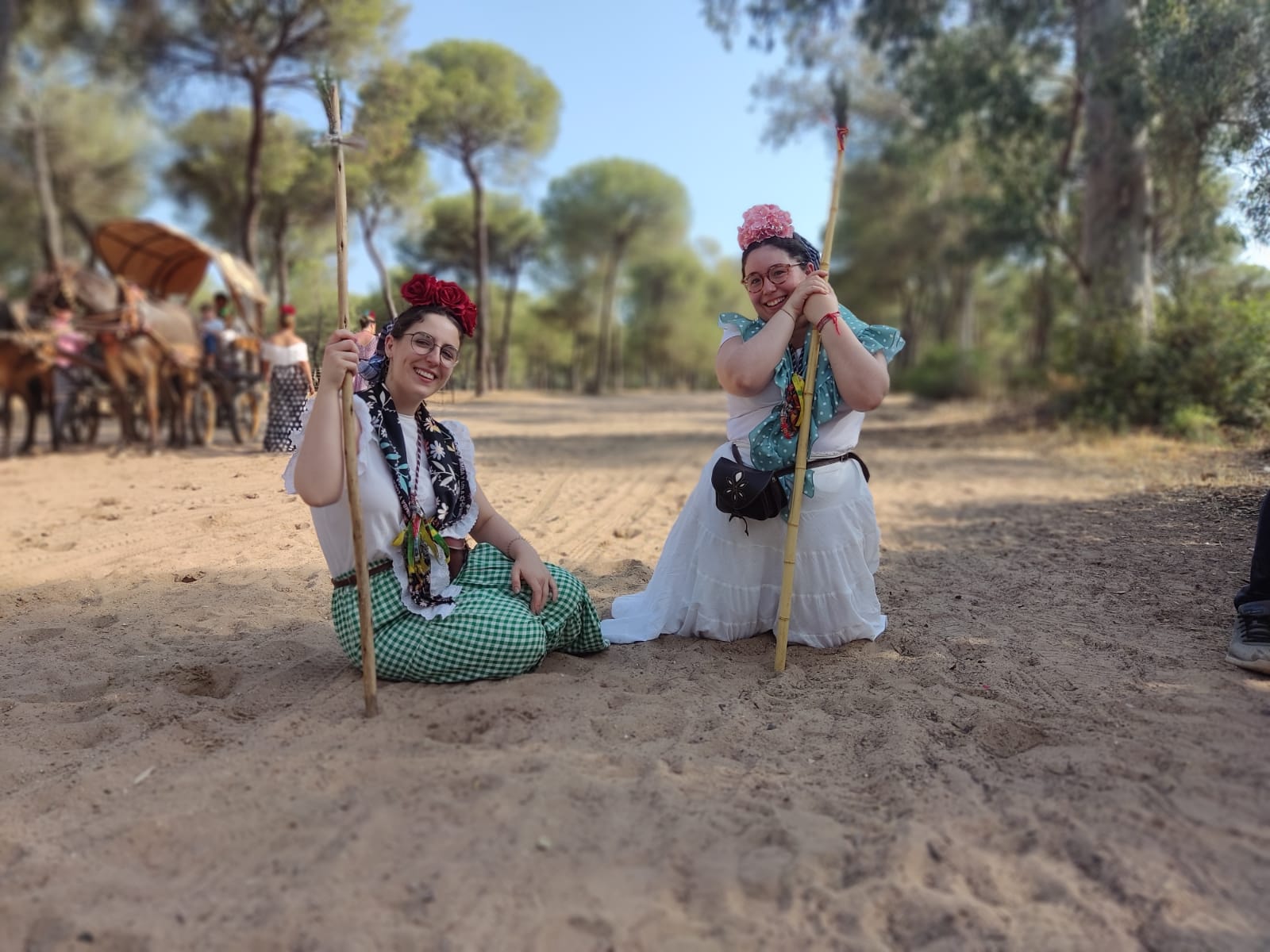 Dos romeras rondeñas en uno de los descansos en la Raya Real.