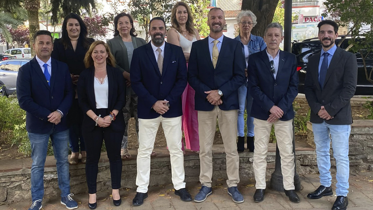 VOX da a conocer algunos rostros de su lista sin comparecer ante la prensa y solo con una breve nota informativa