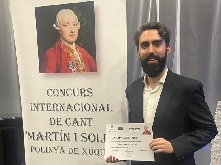 El barítono rondeño Marcelo Solís tras recibir el galardón.