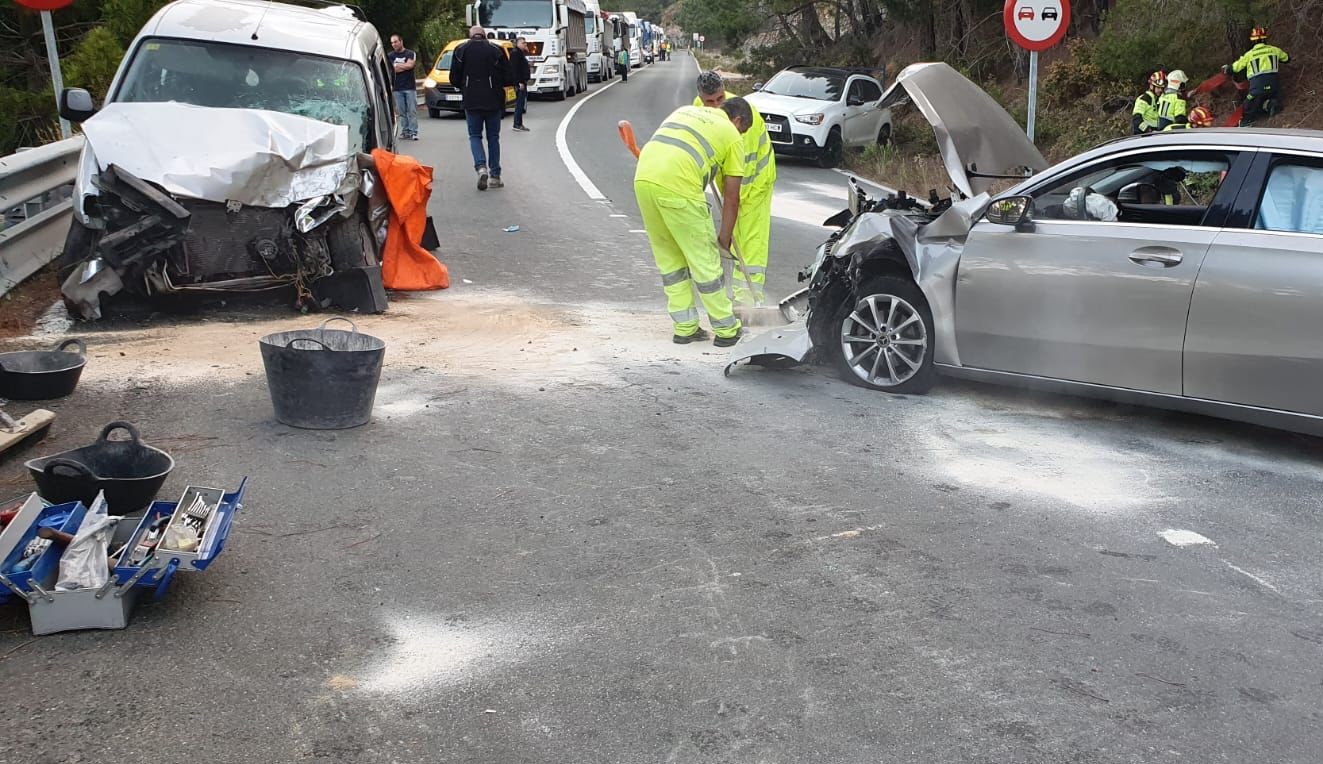 El accidente ha provocado importantes retenciones en la vía, que ya se encuentra abierta.