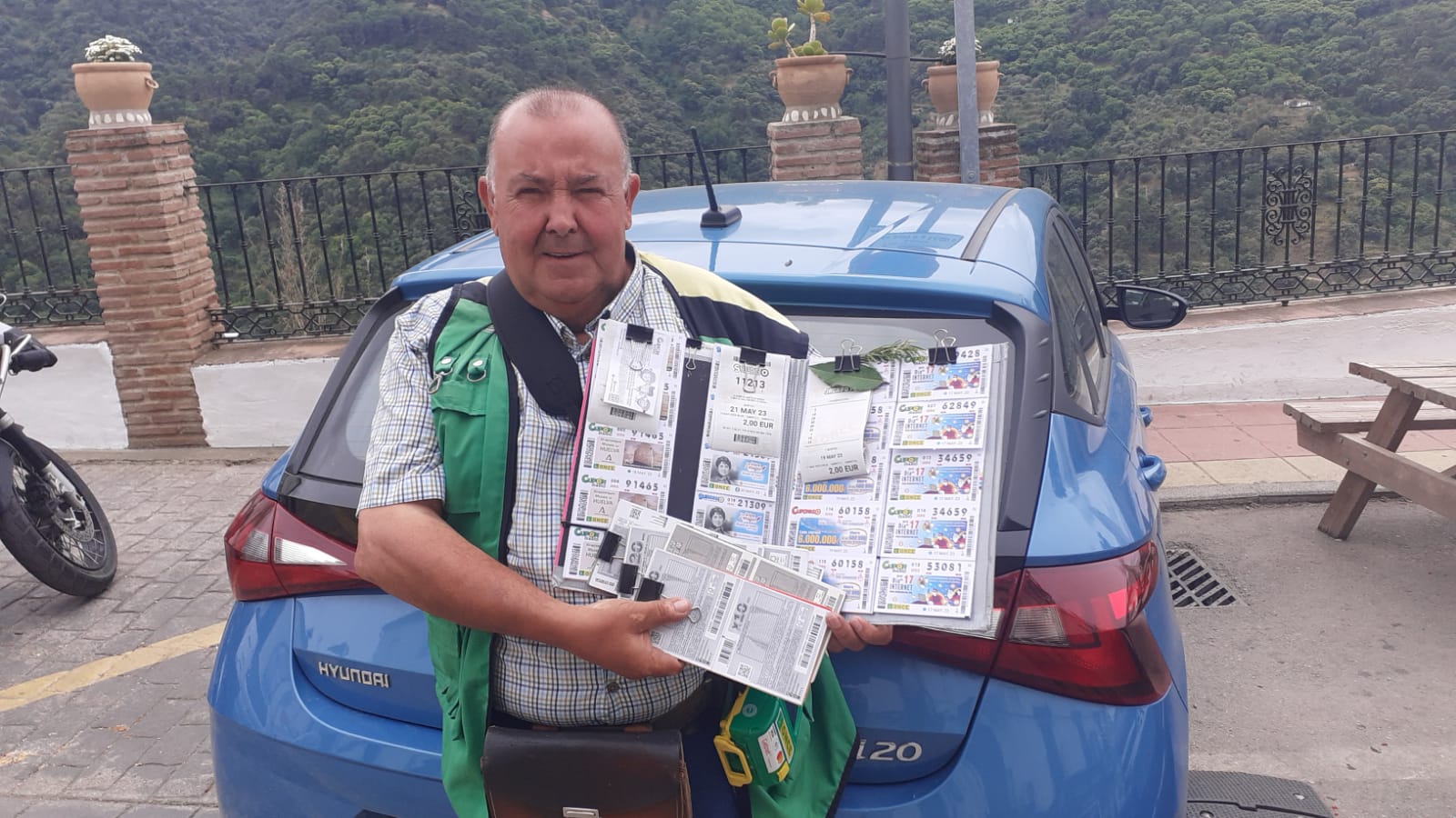El vendedor habitual de Algatocín, José Luis Torres, ha entregado el premio a la vecina del pueblo.