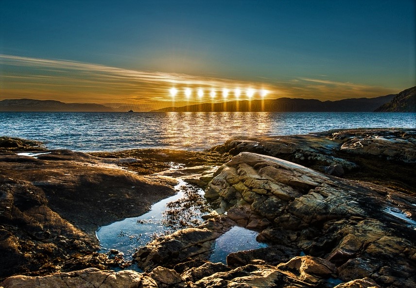 Sol de media noche en la región nórtica de Laponia.