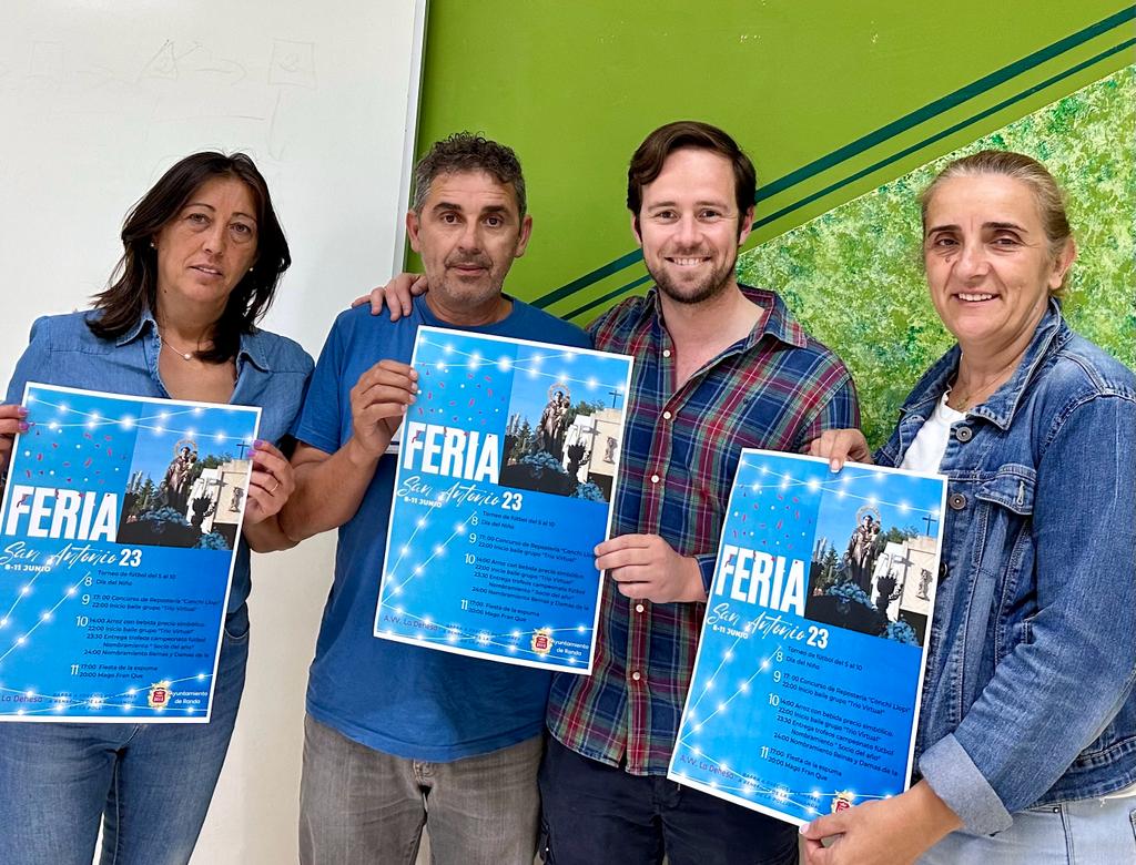 El concejal de Fiestas junto a representantes vecinales.