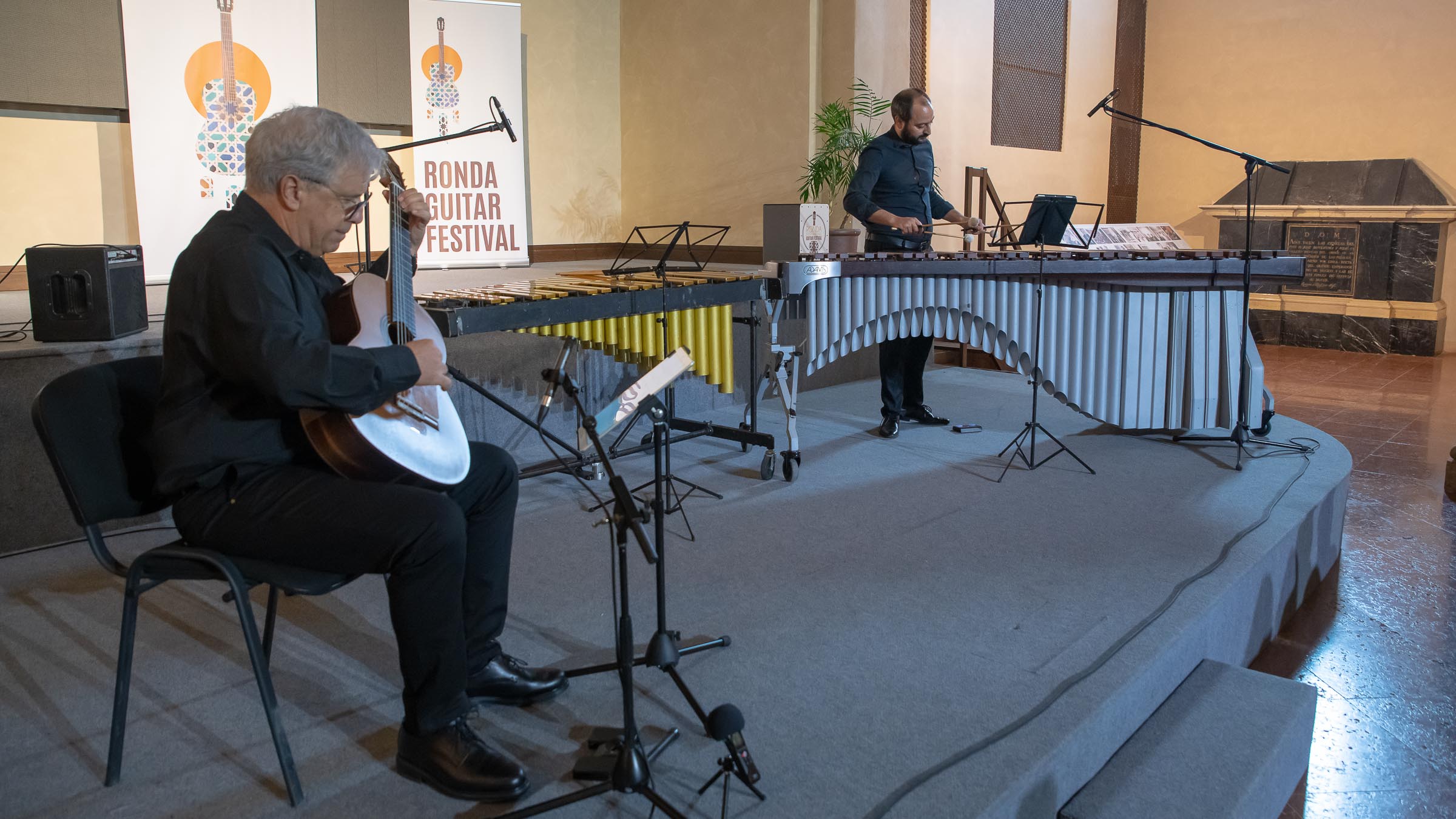 Una de las actuaciones más seguidas en el festival fue la del Dúo Guirimbadu. Foto Roberto 82.