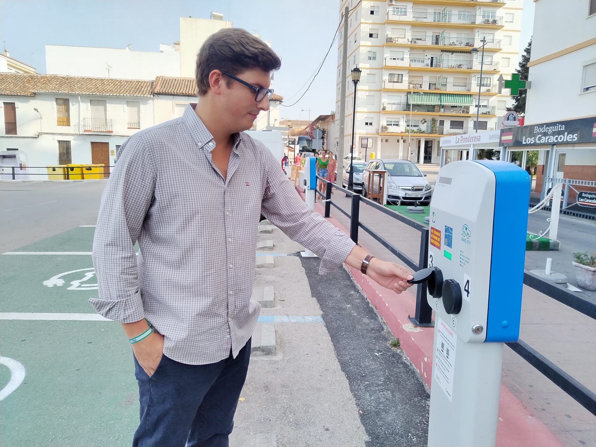 El concejal delegado de Innovación, Jorge Fernández, ha presentado los nuevos cargadores eléctricos.