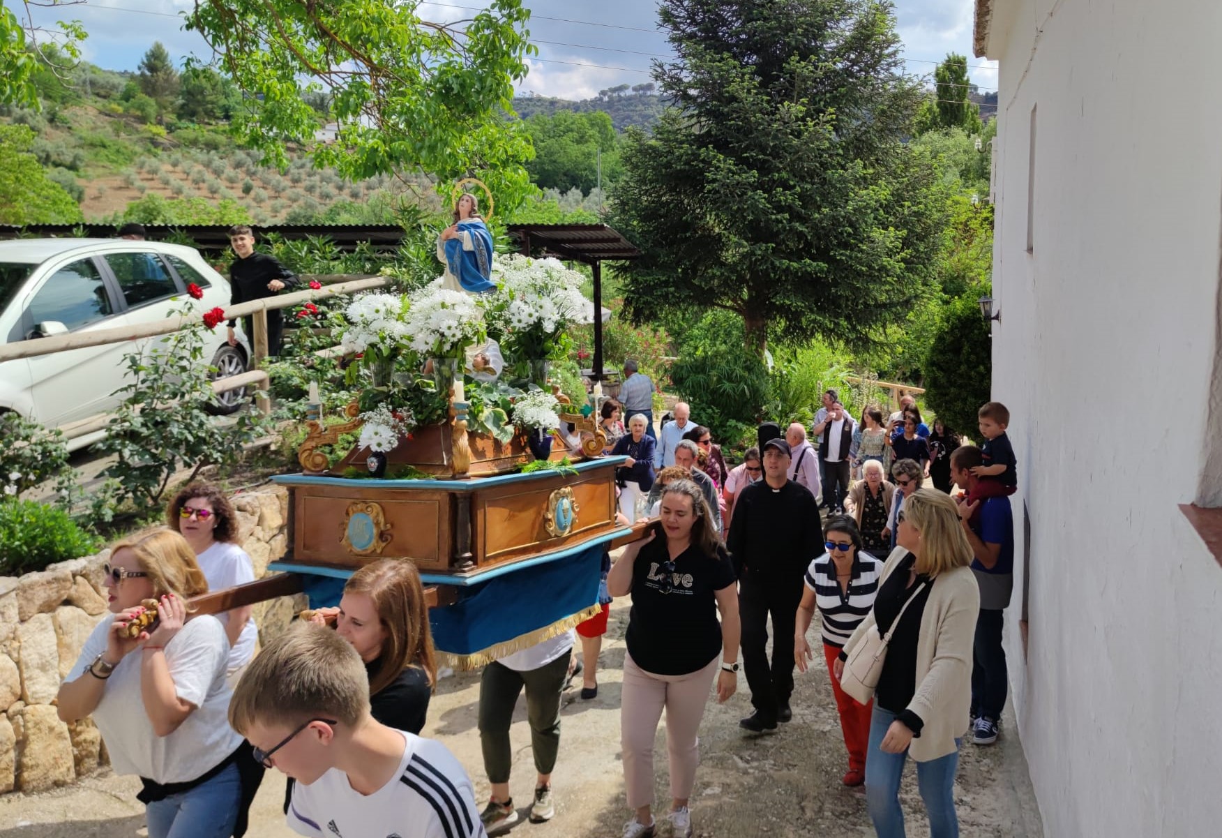 La virgen de La Inmaculada ha sido trasladada a hombros por los huertanos hasta su nueva ermita.