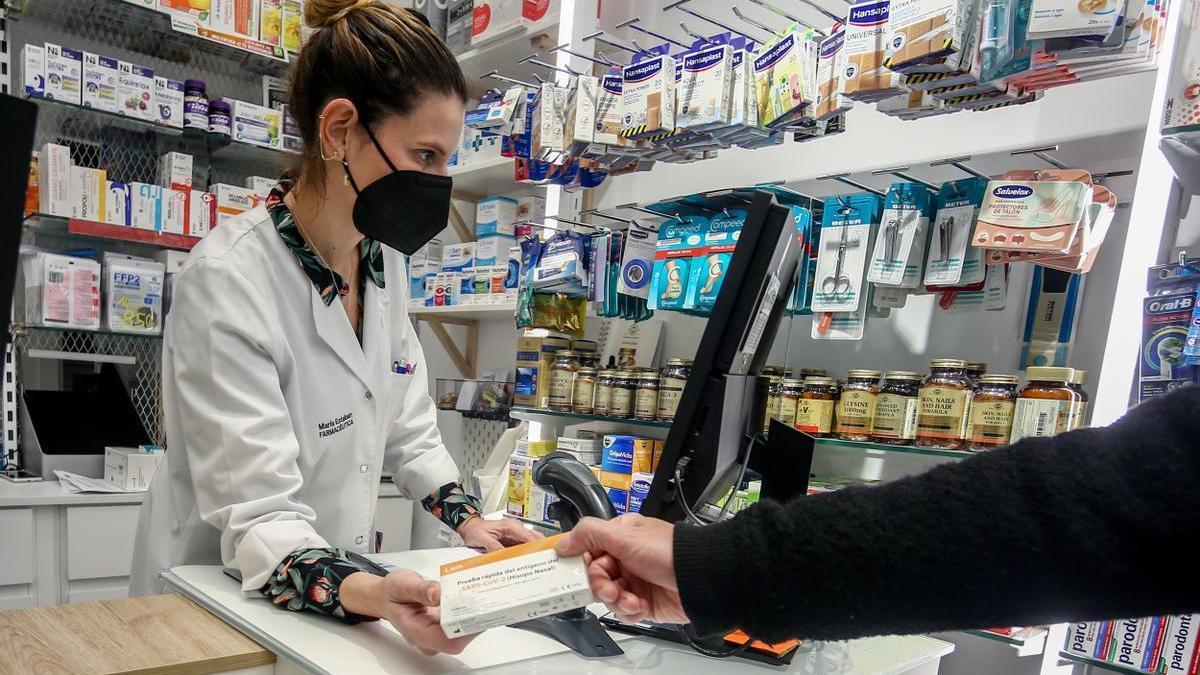 Adiós a las mascarillas: Sanidad elimina su uso obligatorio en farmacias y hospitales