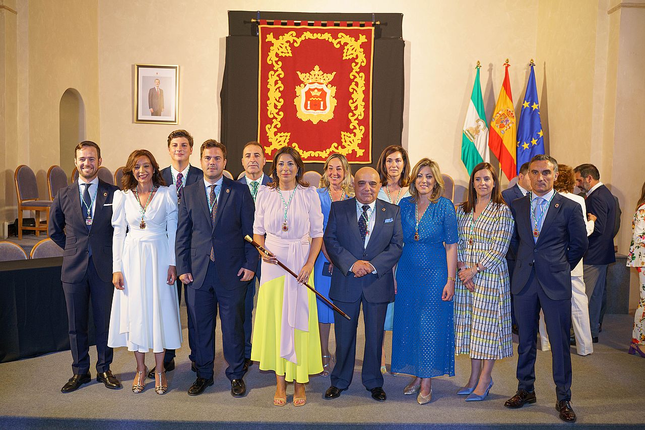 La alcaldesa junto con los otros once concejales que componen el Gobierno local.