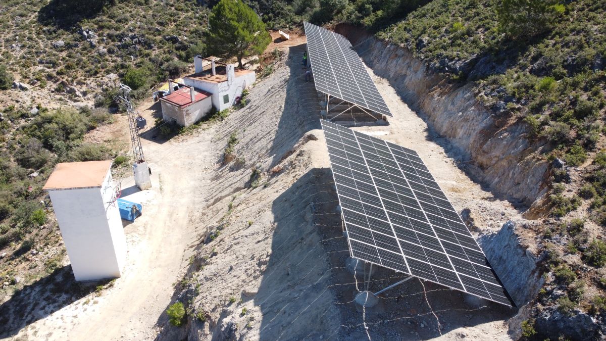 Los trabajos de instalación de las placas solares se están ultimando.