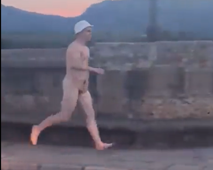 Un fotograma del vídeo tomado en el que aparece el hombre desnudo y corriendo.