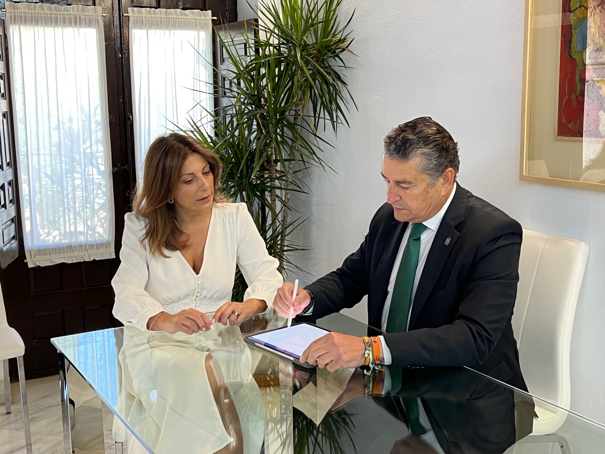 El consejero de Presidencia se ja reunido hoy con la alcaldesa de Ronda en el Ayuntamiento.