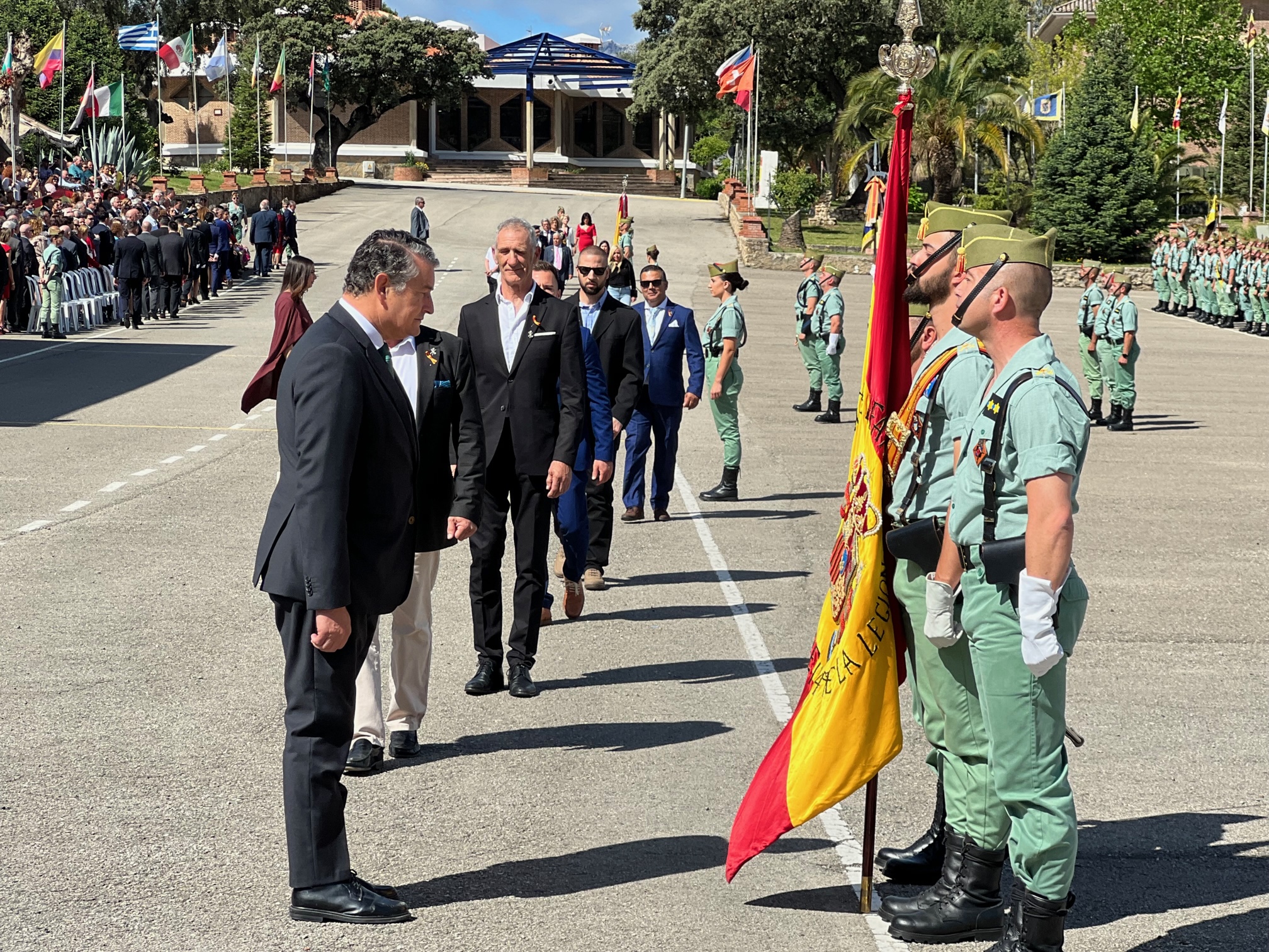 Multitudinaria jura de bandera de personal civil en el campamento de la Legión de Ronda