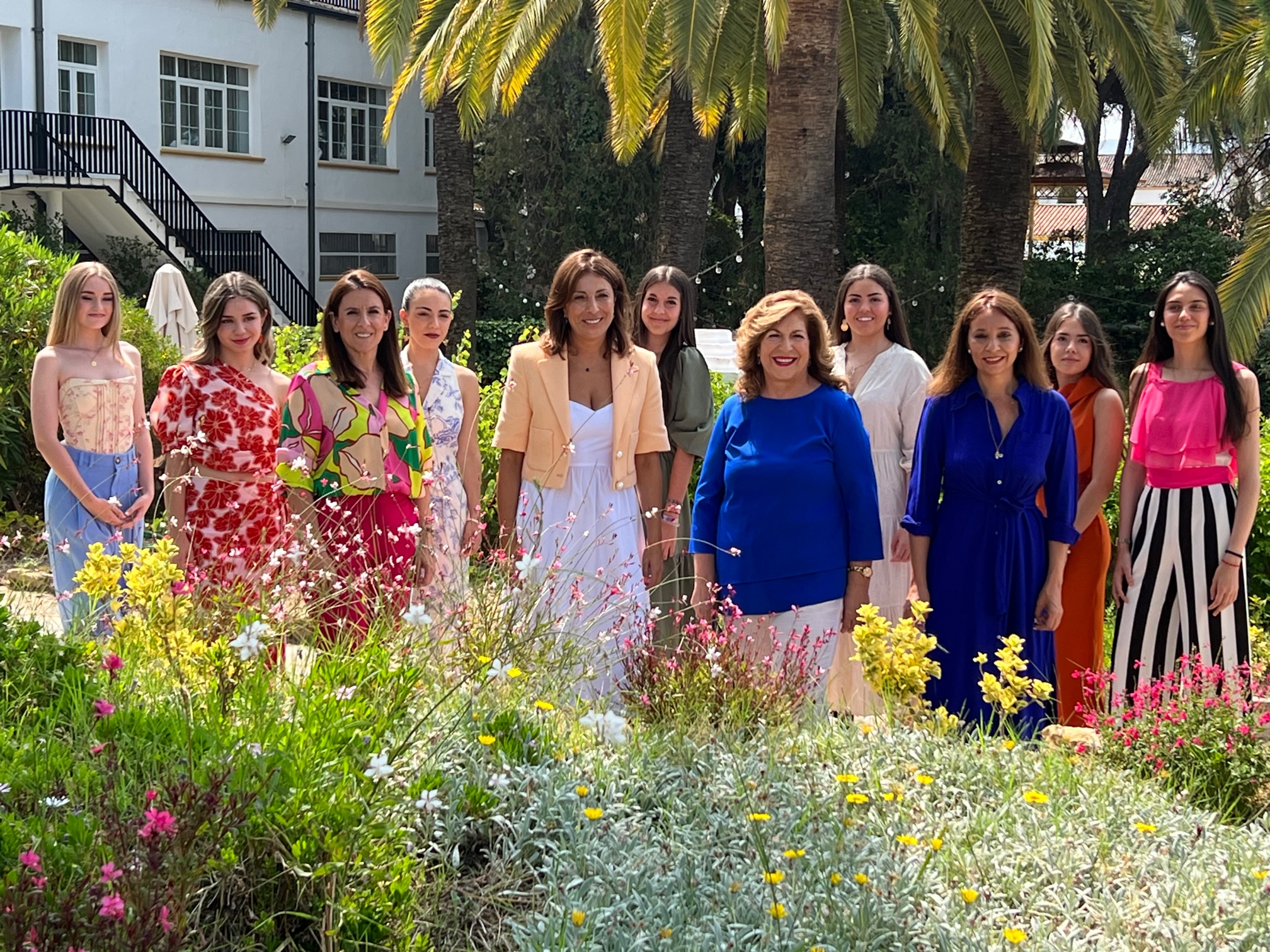 La alcaldesa y concejalas junto a la presidenta y Damas Goyescas.