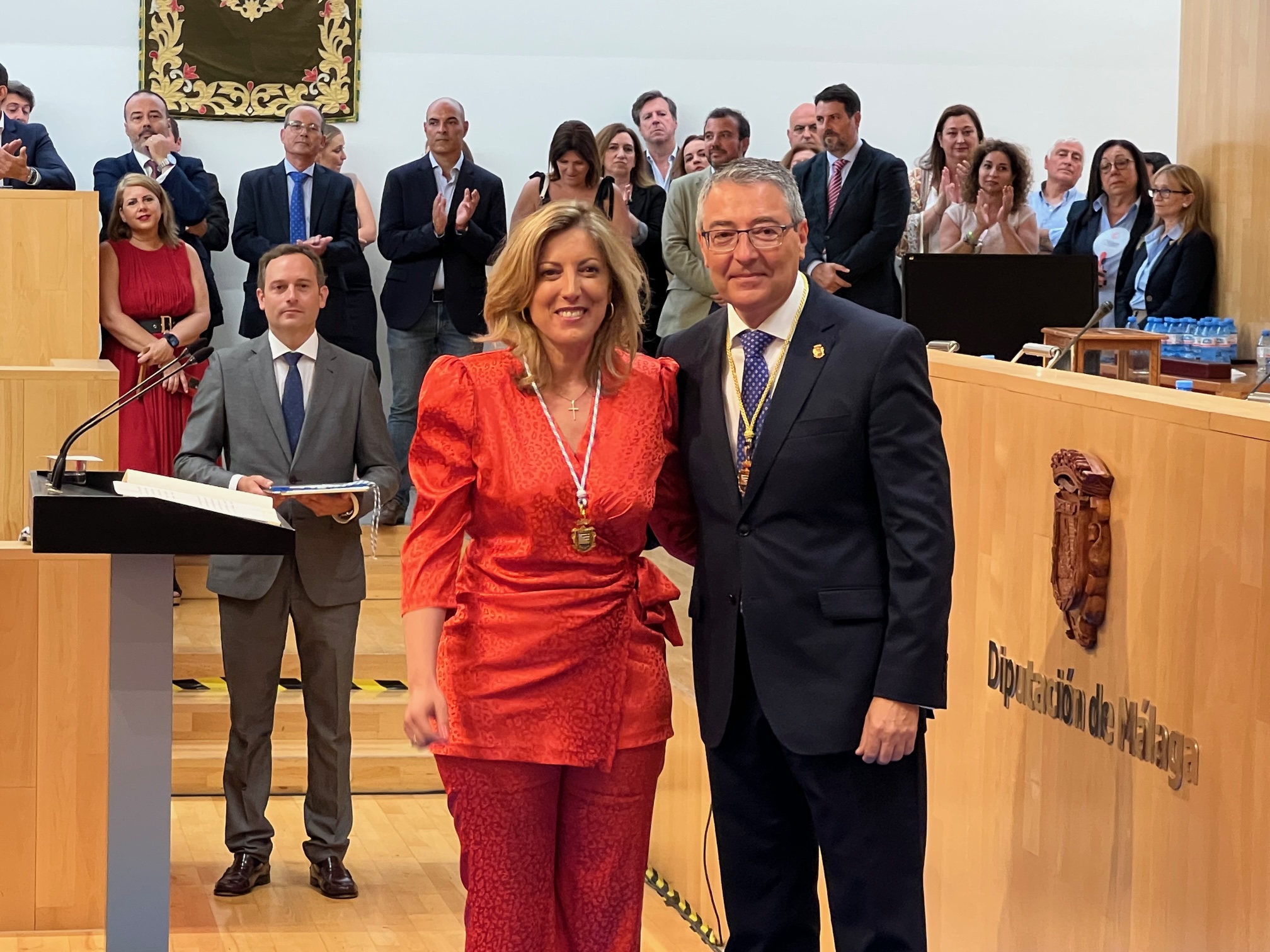 María del Carmen Martínez tras recibir la medalla de diputada provincial de manos del presidente de este organismo.