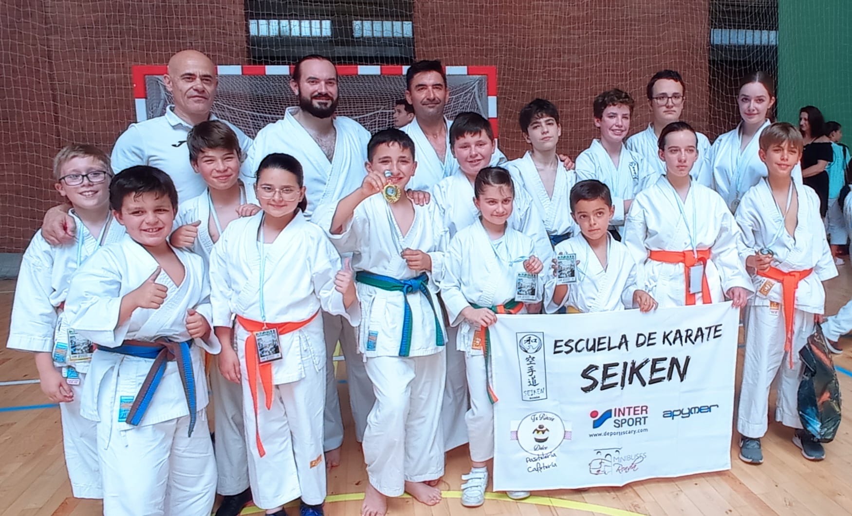 Los karatekas rondeños que se desplazaron al campeonato de Málaga.