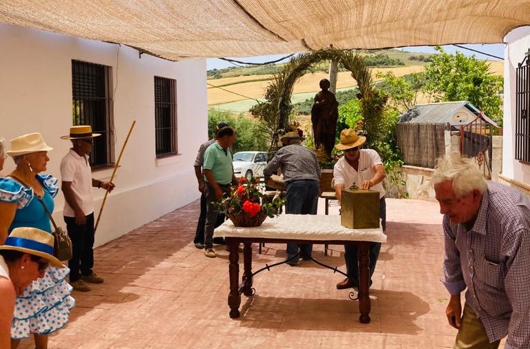 Los vecinos preparan a San Isidro para sus traslado en romería.