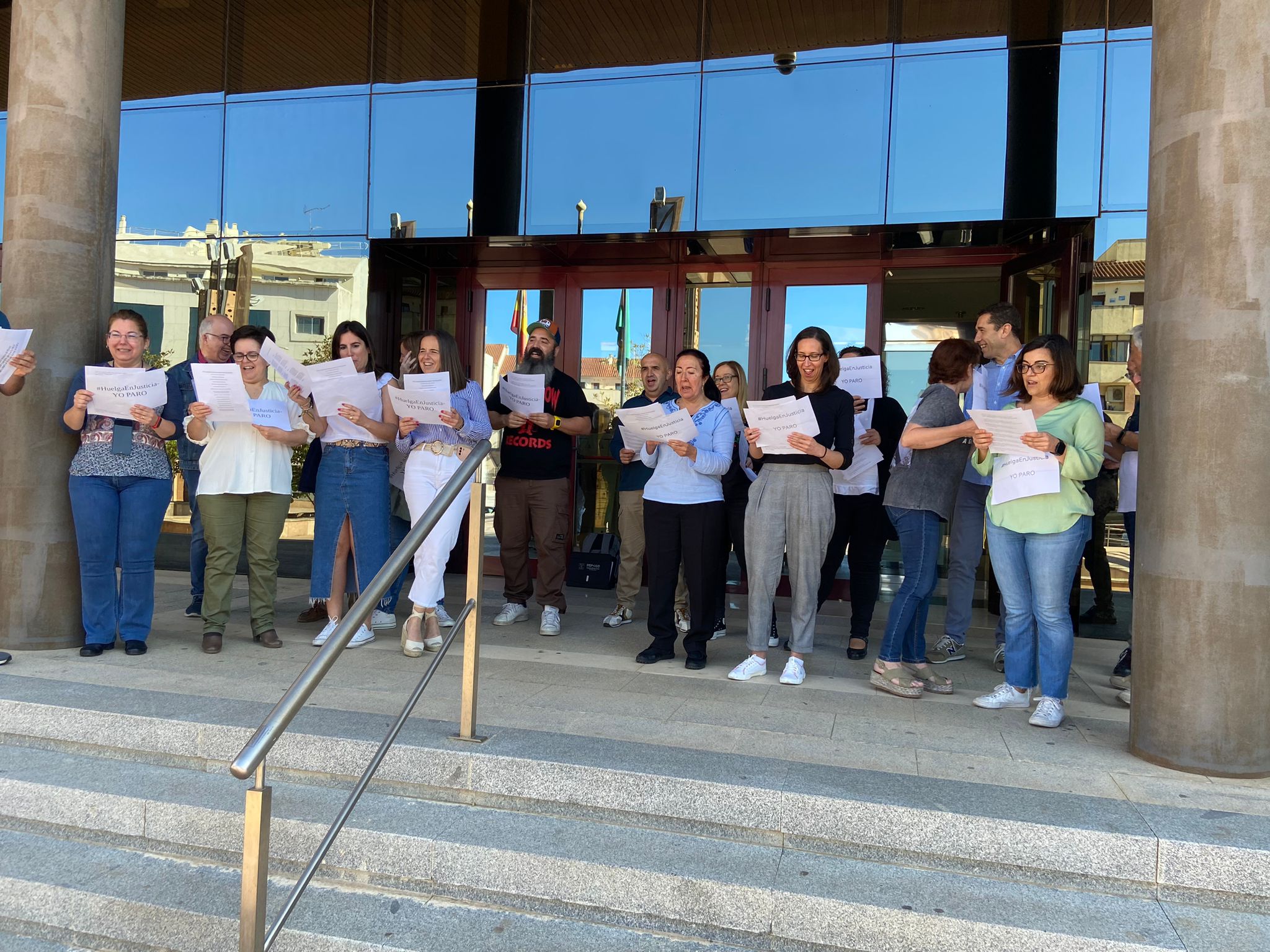 Una veintena de funcionarios se han concentrado hoy a las puertas de los juzgados de Ronda.