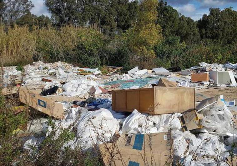 Imagen de uno de los vertidos ilegales de escombros realizados por la empresa denunciada.