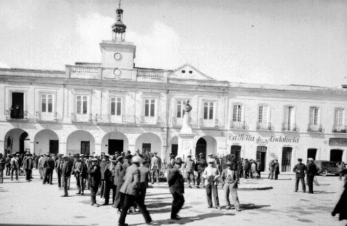 Se pide la colaboración ciudadana con archivos de fotografías desconocidas y para identificar a personajes.