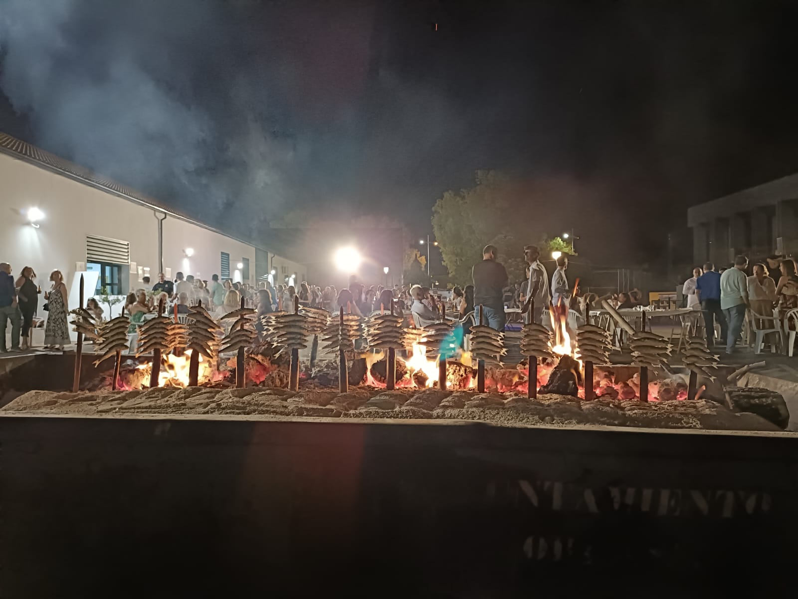 Un año más se pudieron degustar los espetos de sardina hechos a la brasa.