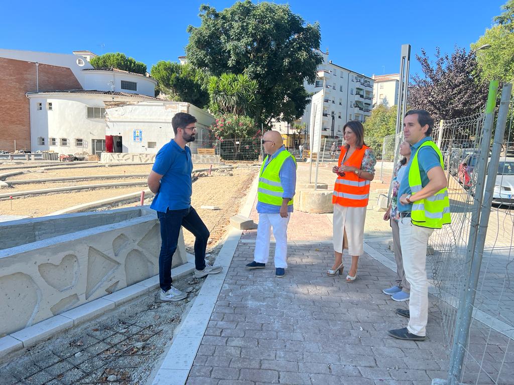 La alcaldesa y el edil de Urbanismo han visitado las obras de la nueva zona comercial y de esparcimiento.