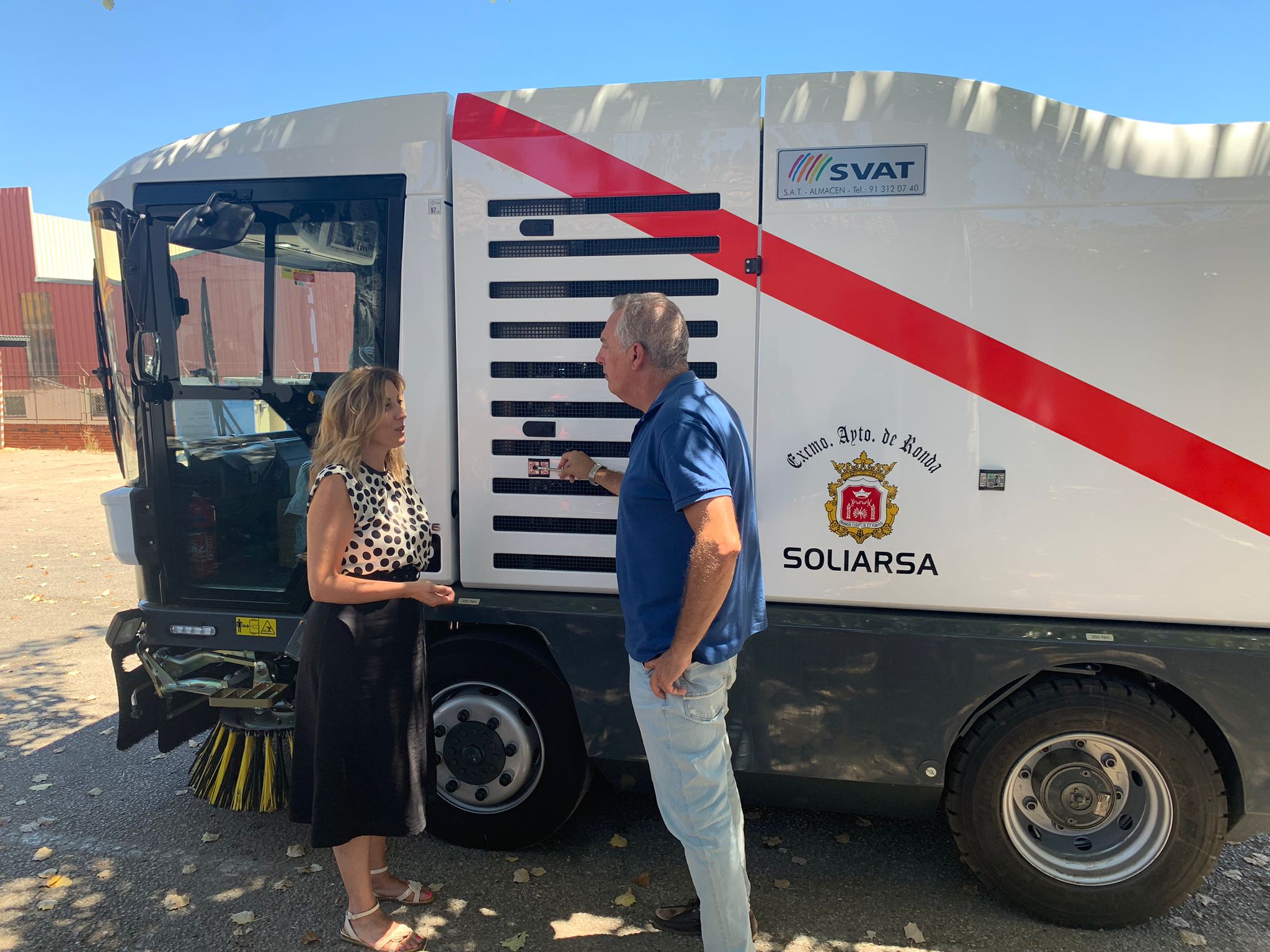 La concejal delegada de Soliarsa ha presentado hoy la nueva máquina barredora.