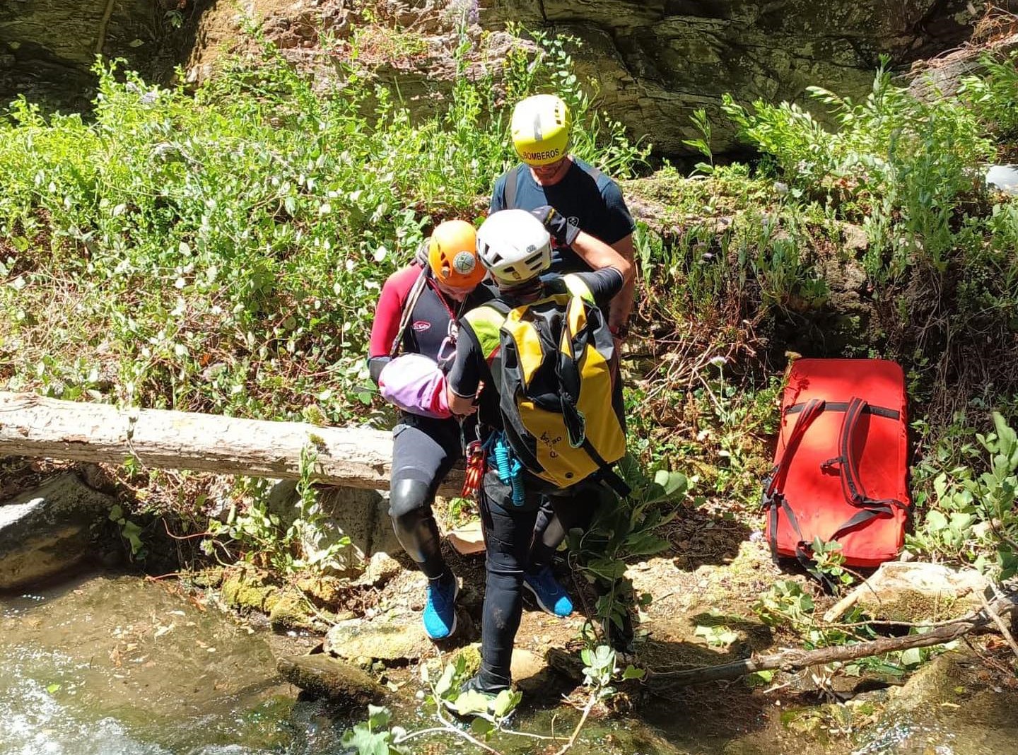 Guardia Civil de Intervención en Montaña y bomberos rescatan a un barranquista accidentado en Júzcar