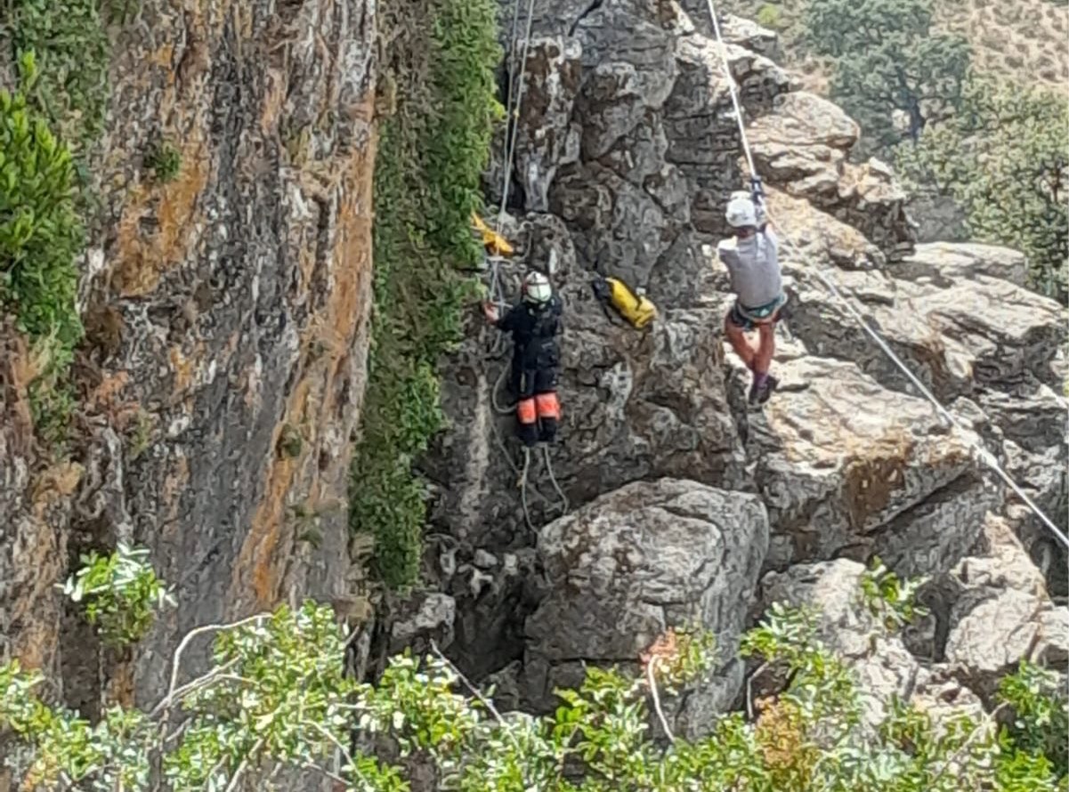 Momento en el que los bomberos rescatan a uno de los jóvenes atrapados en la tirolina.