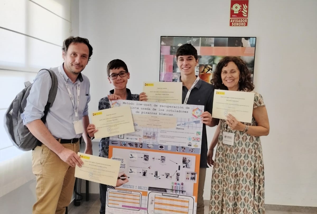 Los profesores y alumnos responsables de este proyecto de investigación.