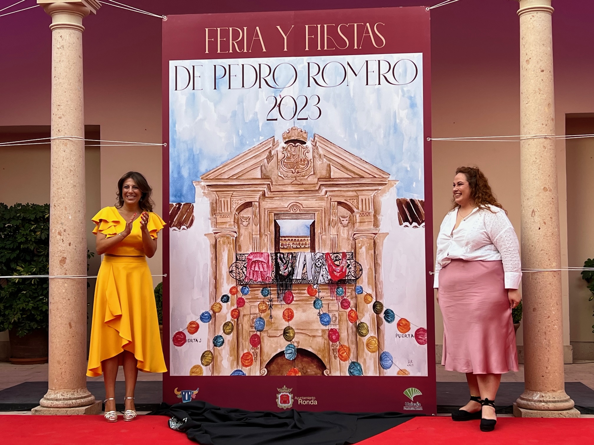 La alcaldesa y la pintora Lola Lobato han descubierto el cartel de Feria.