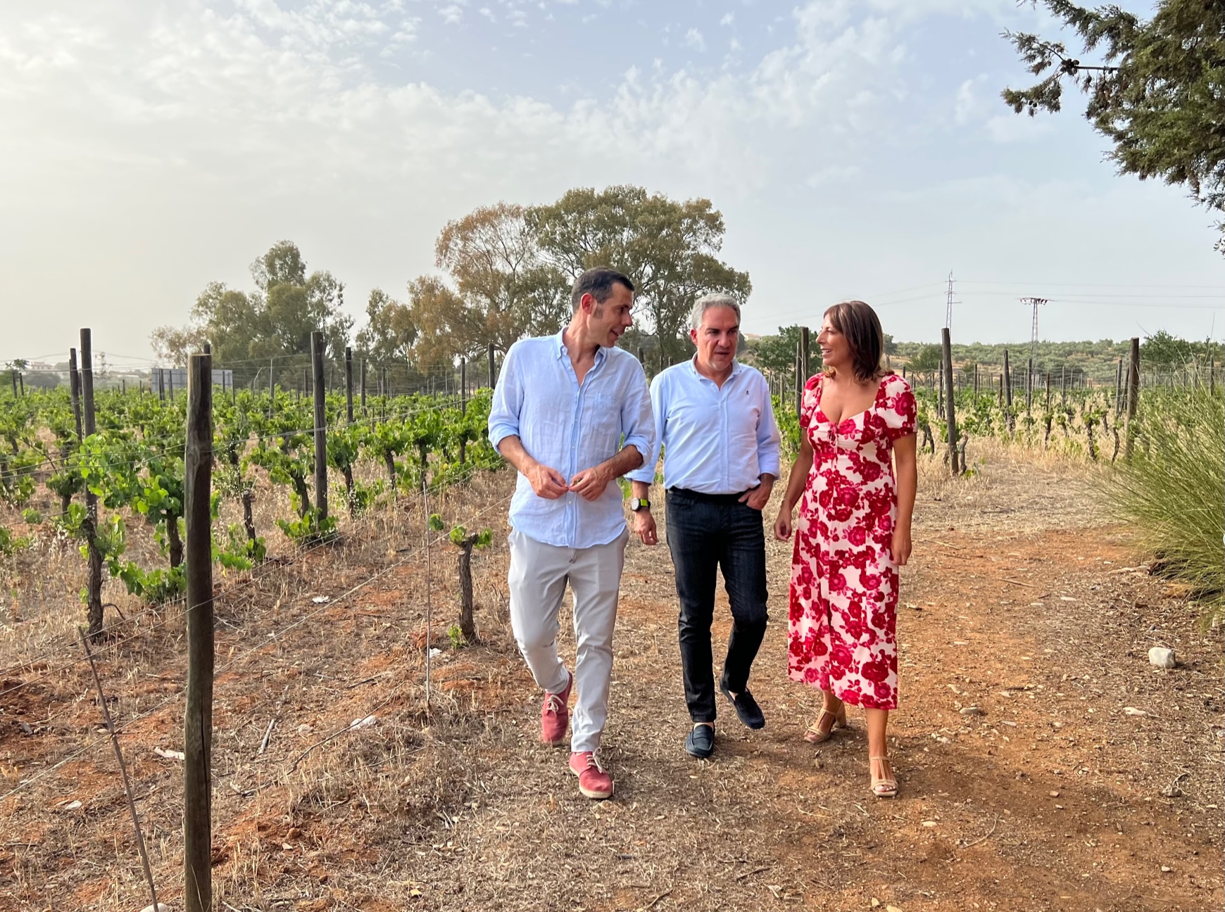 Bendodo junto a Fernandez y al propietario de una bodega de Ronda durante su visita a la ciudad.