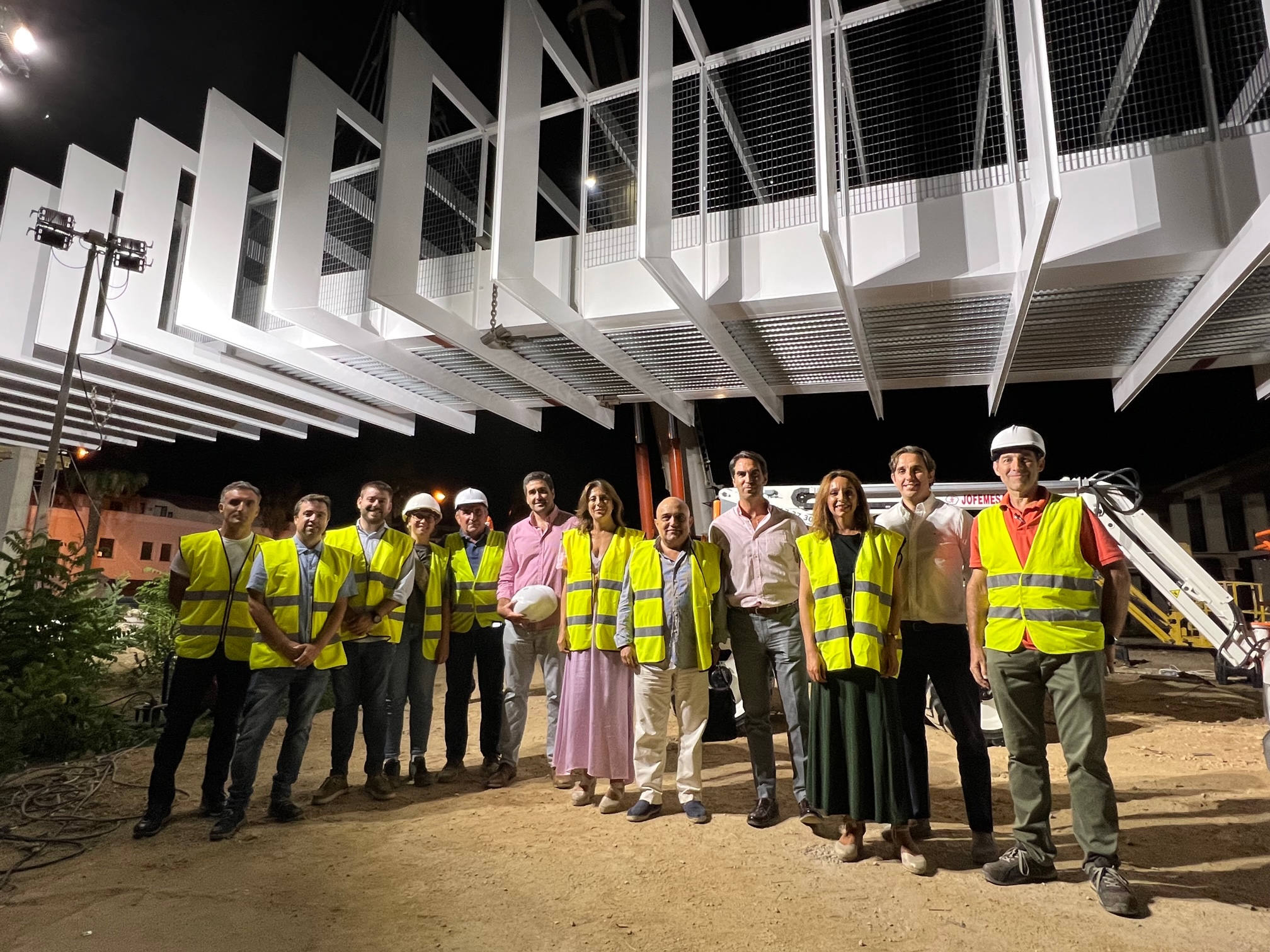 Los trabajos de instalación de la pasarela se realizaron en la madrugada de este viernes.